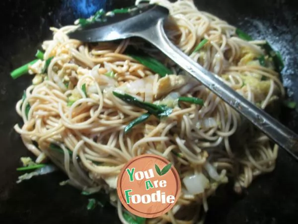 Fried noodles with egg and baby cabbage and mushroom with leek and crab