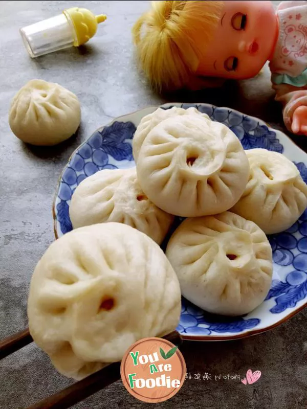 Steamed-stuffed-bun-with-fresh-pork-and-radish