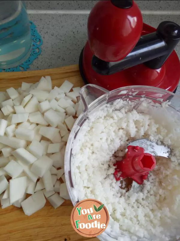 Steamed stuffed bun with fresh pork and radish