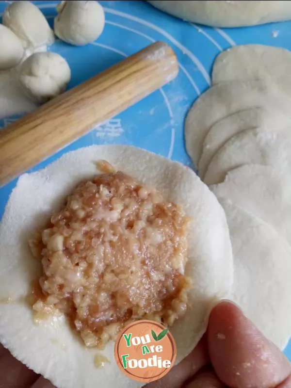 Steamed stuffed bun with fresh pork and radish