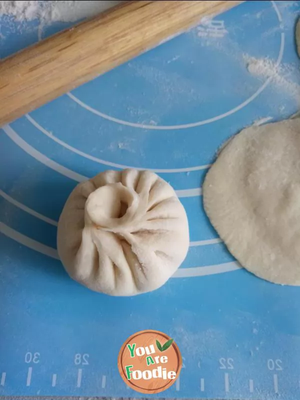 Steamed stuffed bun with fresh pork and radish