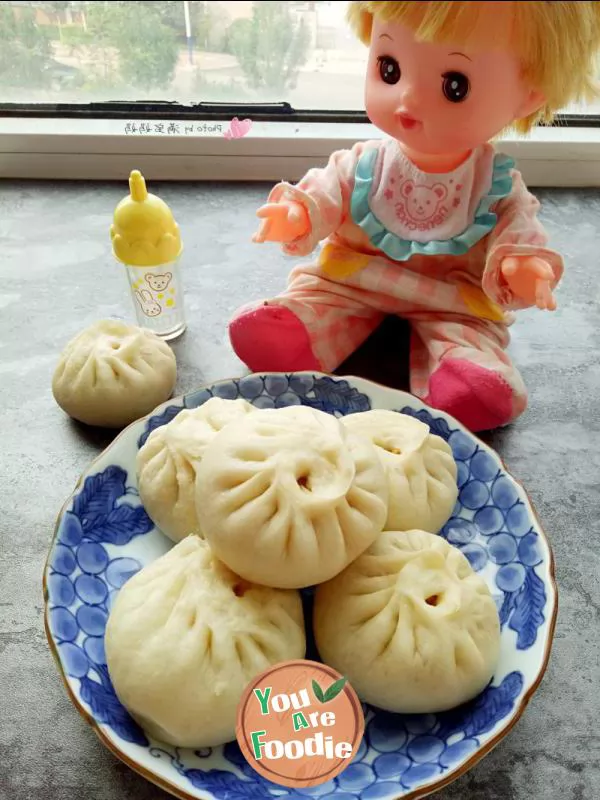 Steamed stuffed bun with fresh pork and radish