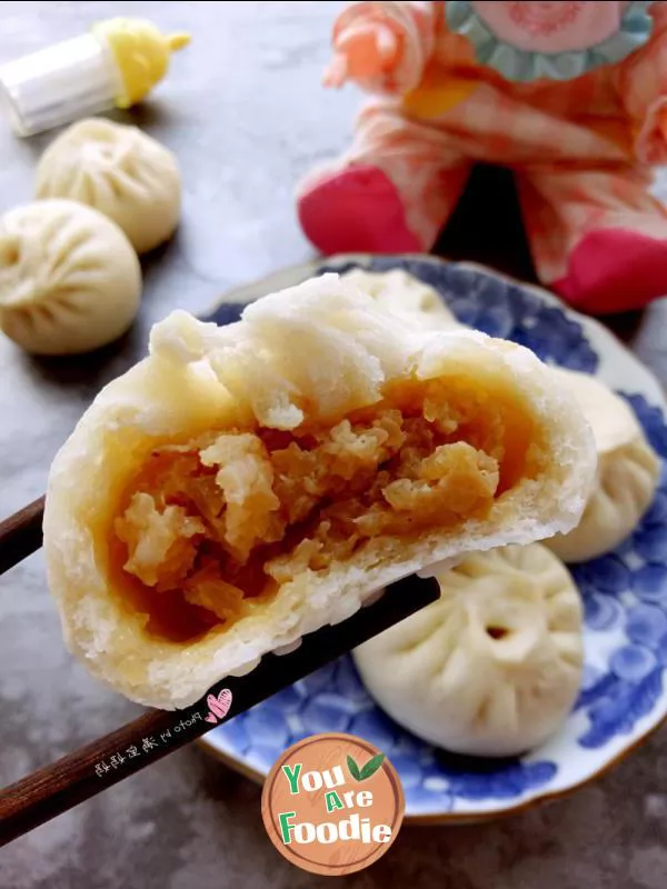 Steamed stuffed bun with fresh pork and radish