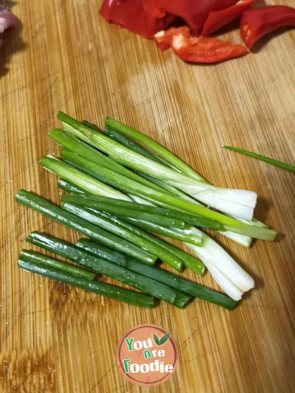 Stir fried day lily with pig skin