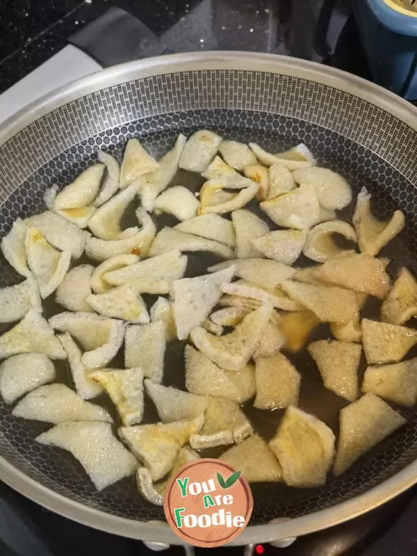 Stir fried day lily with pig skin