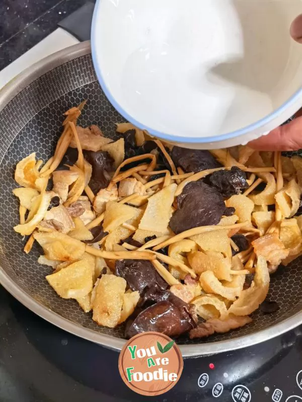 Stir fried day lily with pig skin