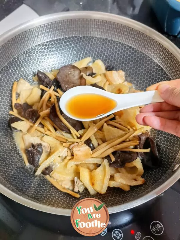 Stir fried day lily with pig skin