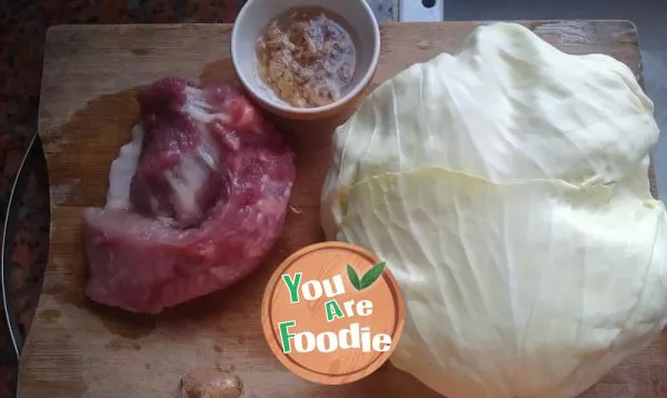 Steamed dumplings with cabbage and meat