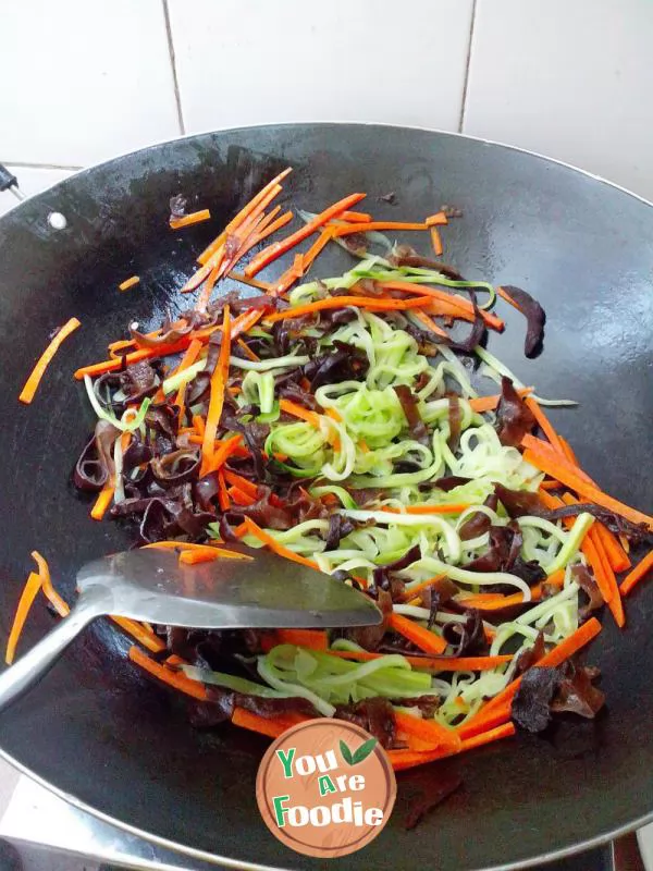 [simple home style vegetarian dish] stir fried yellow wood shreds