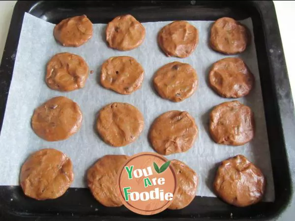 Chocolate raisin biscuit