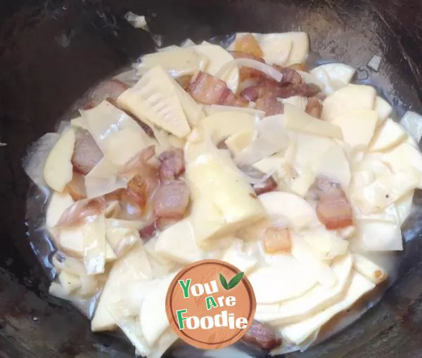Fried bamboo shoots with preserved meat