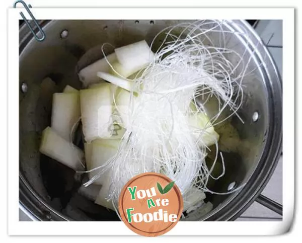 Pork ribs soup with white gourd and vermicelli