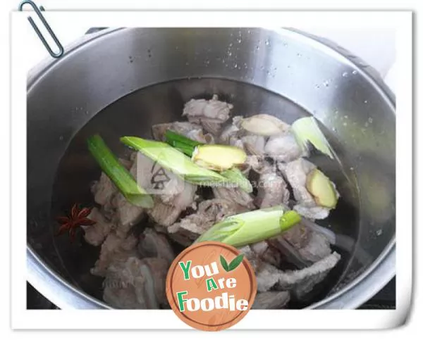 Pork ribs soup with white gourd and vermicelli