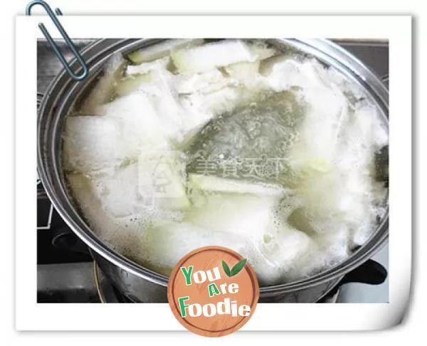 Pork ribs soup with white gourd and vermicelli