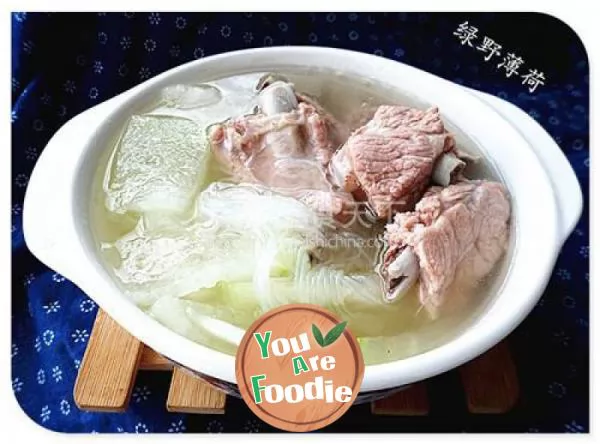 Pork ribs soup with white gourd and vermicelli