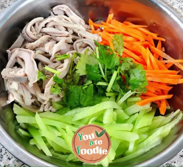 #Sour and refreshing appetizer \hot and sour shredded tripe with shredded lettuce