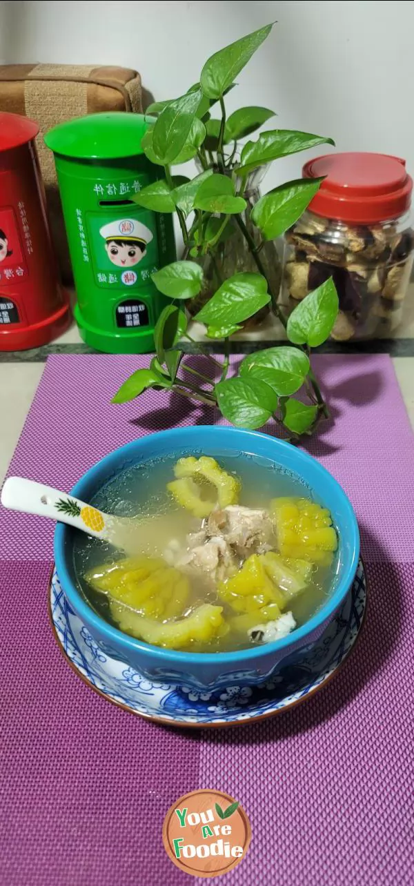 Balsam pear and thick fruit spareribs soup