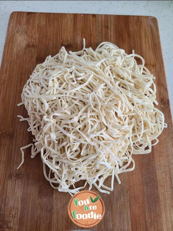 Braised noodles with eggplant and shredded pork