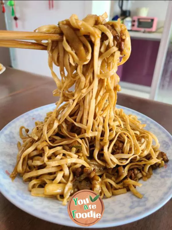 Braised noodles with eggplant and shredded pork