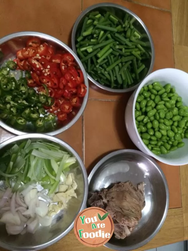 Garlic sprouts and soybeans