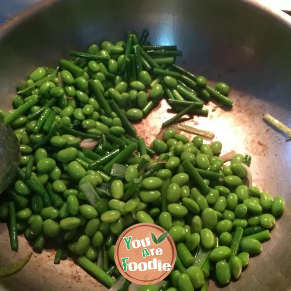 Garlic sprouts and soybeans