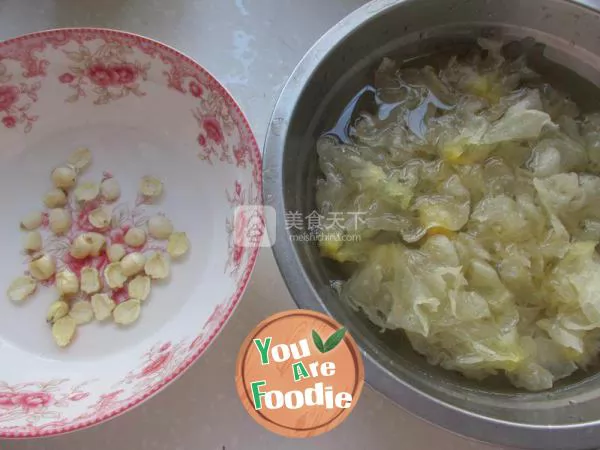 White Fungus Soup with Lotus Seeds