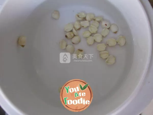 White Fungus Soup with Lotus Seeds