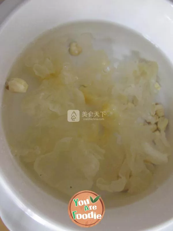 White Fungus Soup with Lotus Seeds