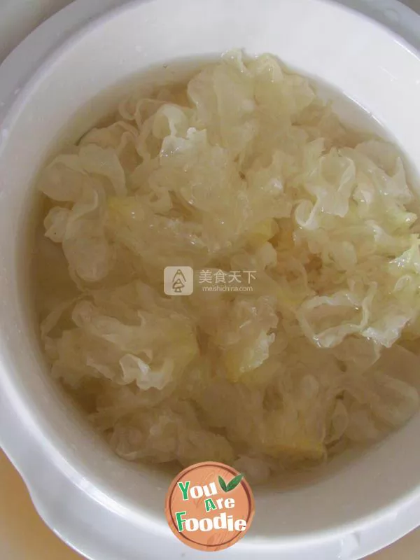 White Fungus Soup with Lotus Seeds