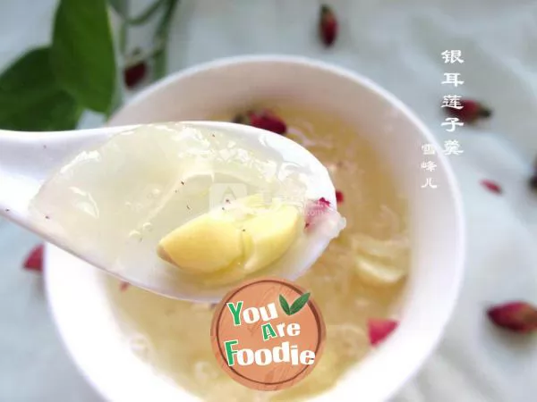 White Fungus Soup with Lotus Seeds