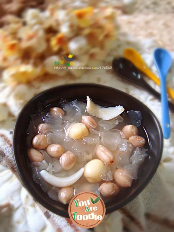 Nourishing blood soup: peanut, Lily and tremella soup