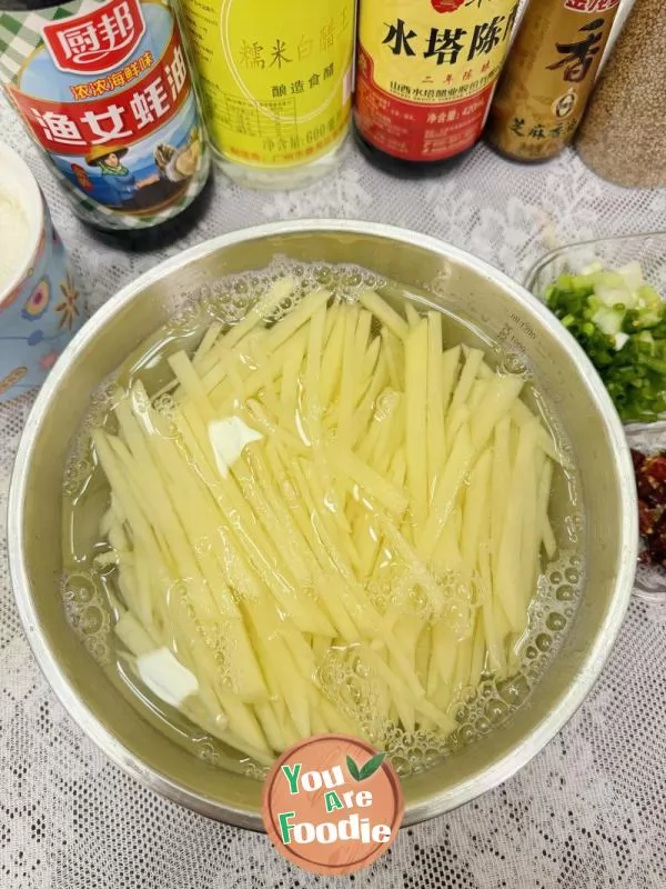 Let's have a refreshing and non greasy cold potato shred salad