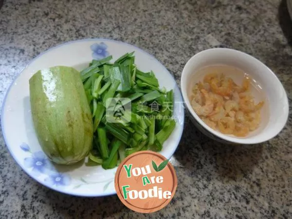 Fried zucchini with Chinese chives