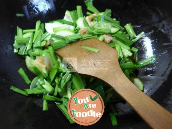 Fried zucchini with Chinese chives