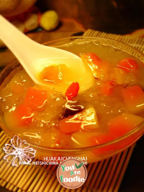 [Cantonese cuisine] - stewed papaya with tremella and rock sugar