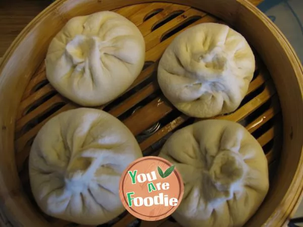 Steamed stuffed bun with pork and scallion