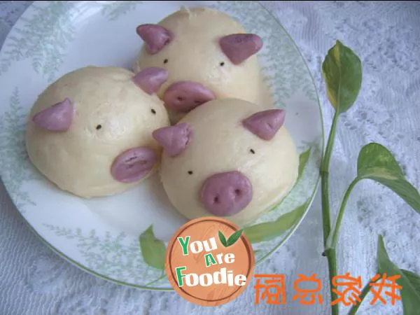 Pig bean paste bun