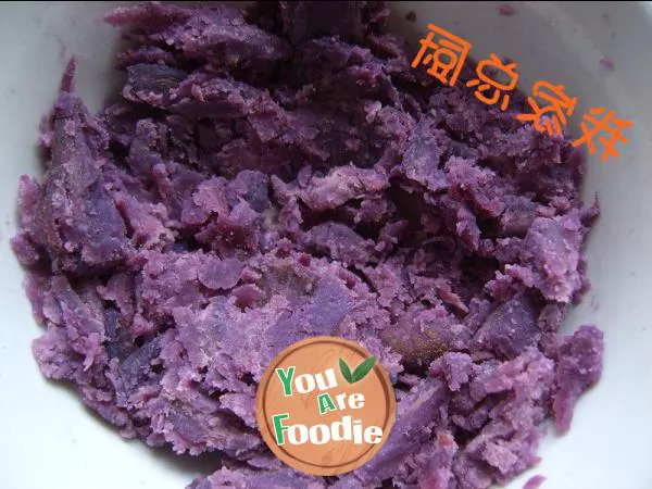Pig bean paste bun