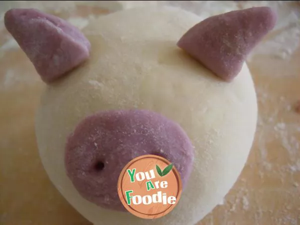 Pig bean paste bun