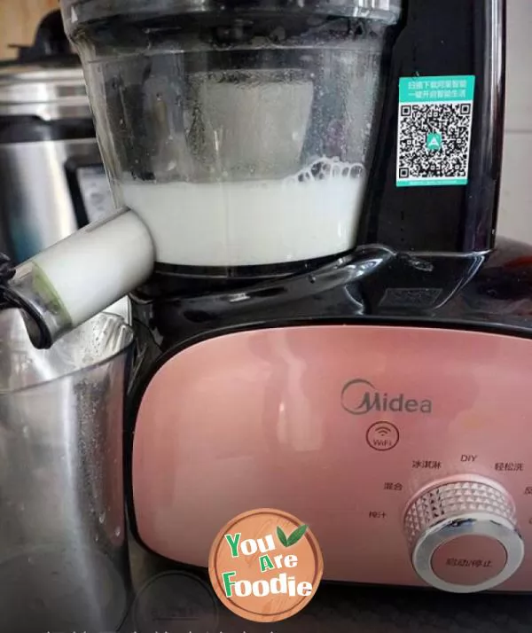 Making baby rice paste with original juice machine