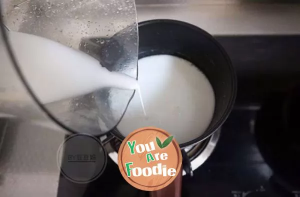 Making baby rice paste with original juice machine