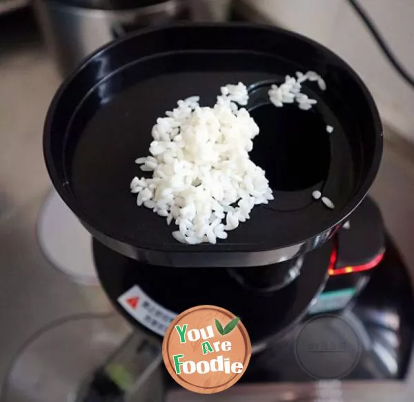 Making baby rice paste with original juice machine