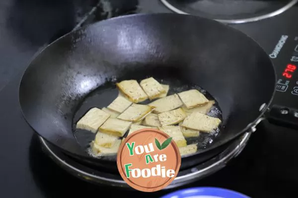 Double-cooked pork with fragrant cake