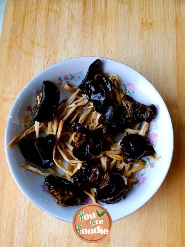 Steamed sliced chicken with golden needle and fungus