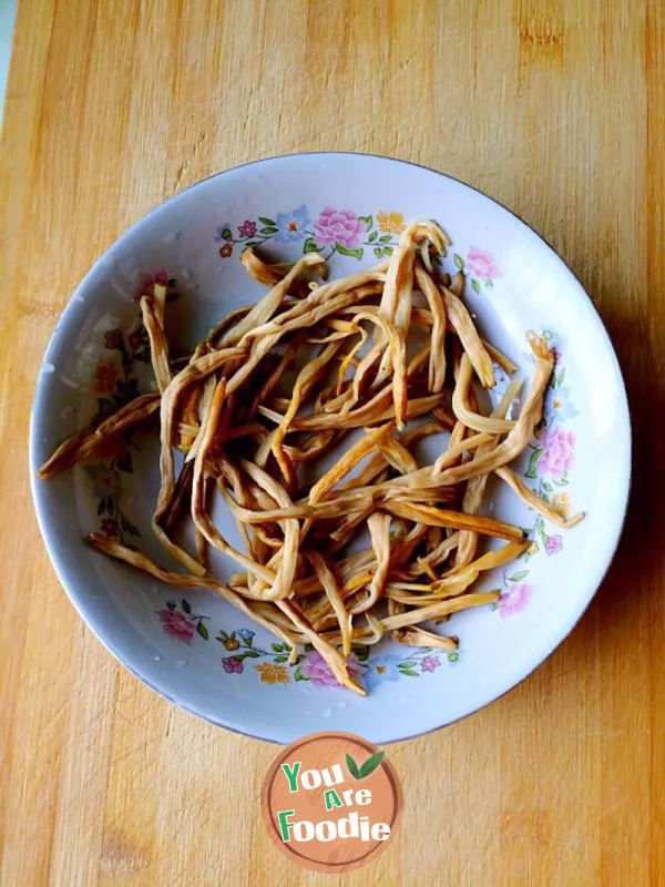 Steamed sliced chicken with golden needle and fungus