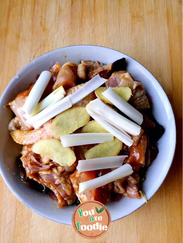 Steamed sliced chicken with golden needle and fungus