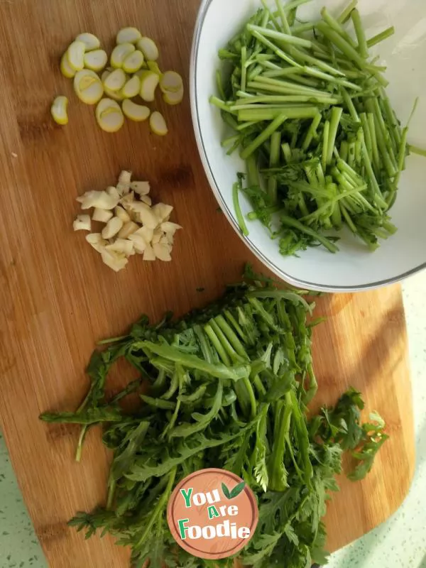 Stir fried Chrysanthemum