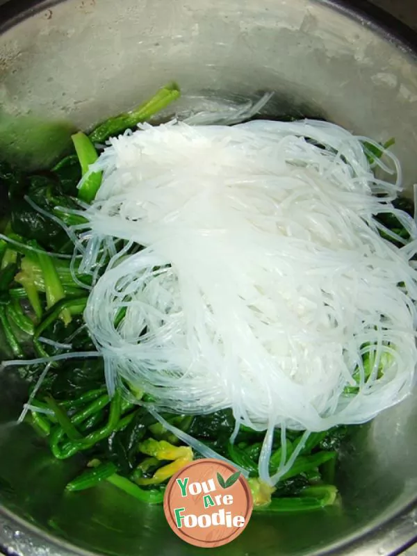 Dinner for office workers is also wonderful --- spinach vermicelli with cold sauce