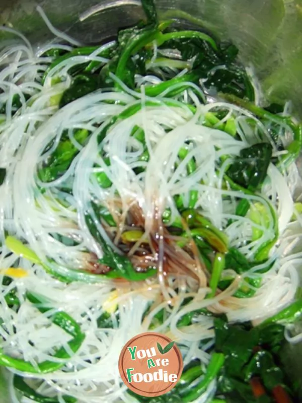 Dinner for office workers is also wonderful --- spinach vermicelli with cold sauce