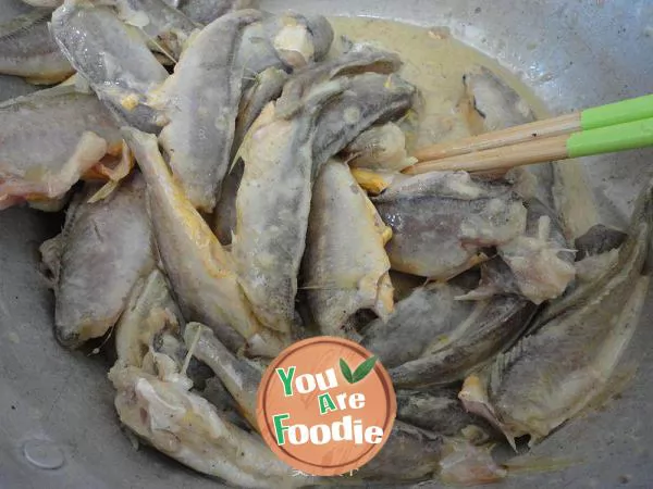 Fried small yellow croaker